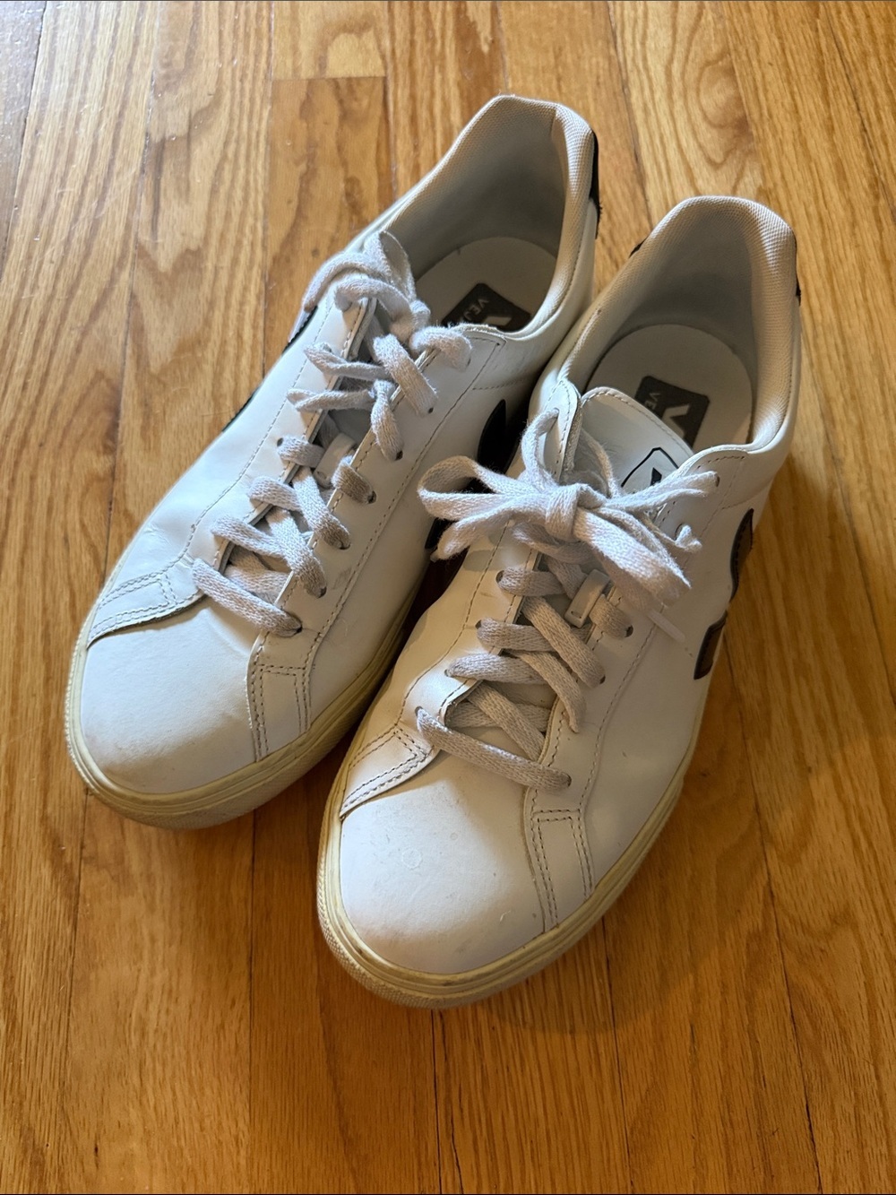 Veja sz 9 White Low-Top Leather Sneakers good pre owned condition